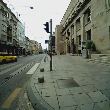 Floki In The Center Daire *