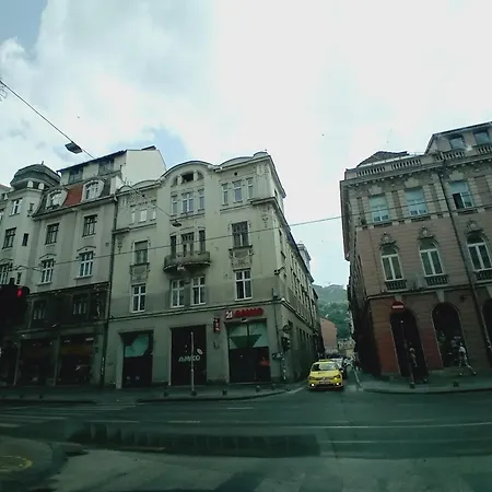 Daire Floki In The Center